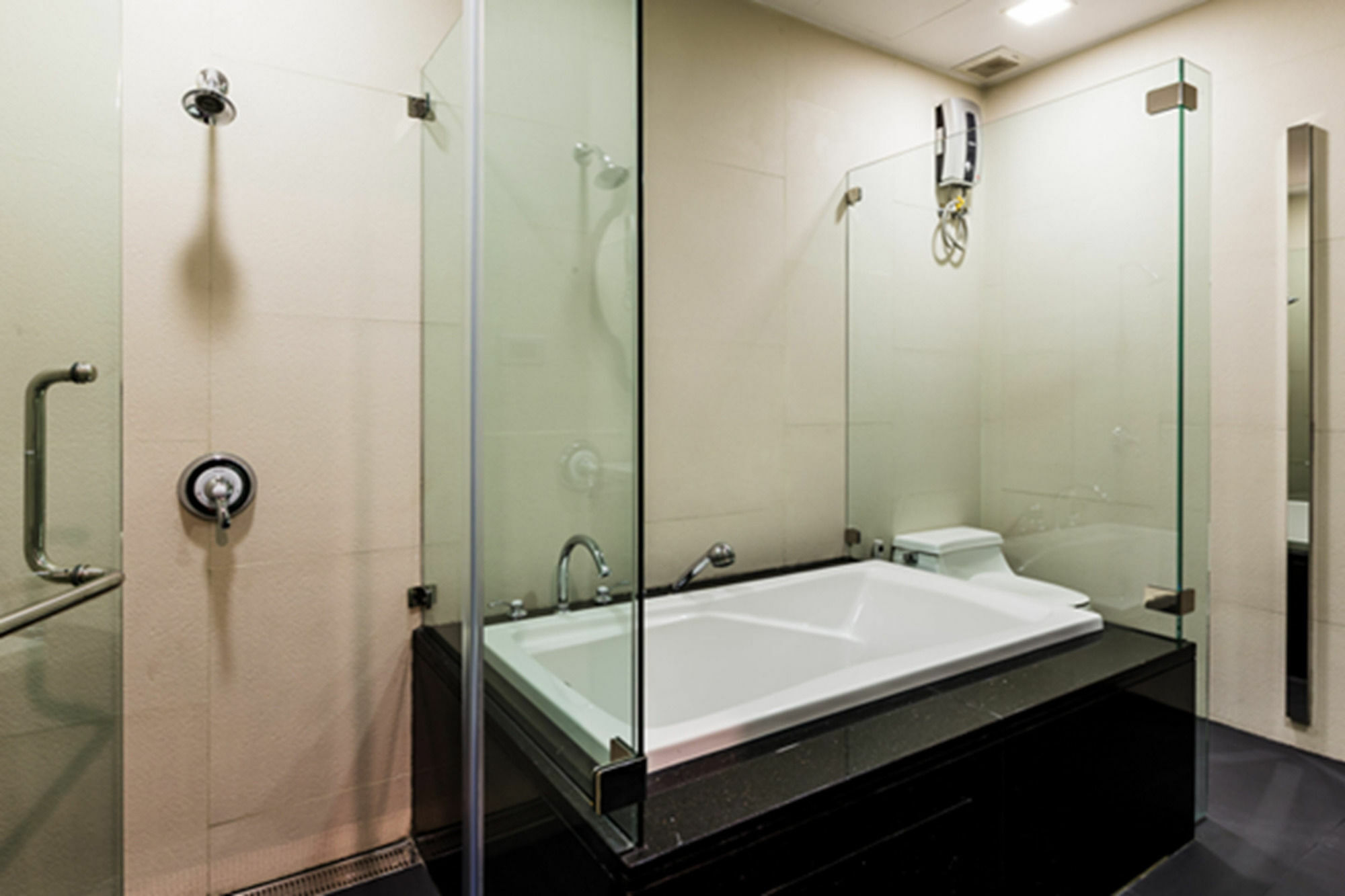 The Fah Silom Hotel Bangkok Exterior photo